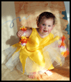Kind im gelben Kleid